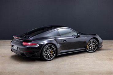 2015 Porsche 911 - Thumbnail