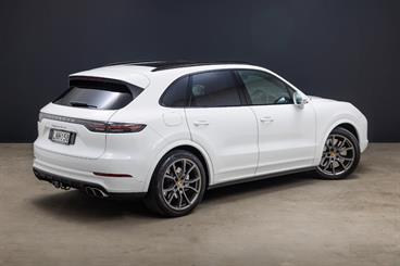 2018 Porsche Cayenne - Thumbnail