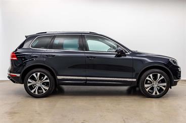 2017 Volkswagen Touareg - Thumbnail