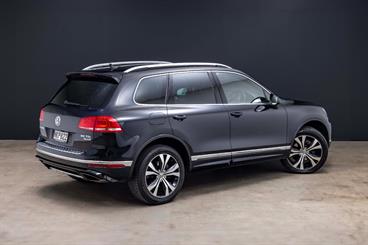 2017 Volkswagen Touareg - Thumbnail