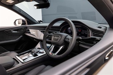 2024 Audi RS Q8 - Thumbnail