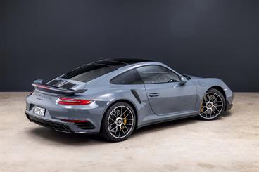 2016 Porsche 911 - Thumbnail