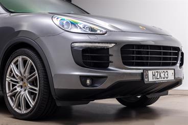 2015 Porsche Cayenne - Thumbnail