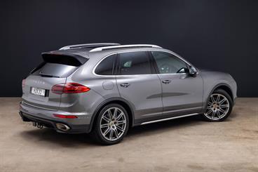 2015 Porsche Cayenne - Thumbnail