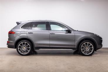 2015 Porsche Cayenne - Thumbnail