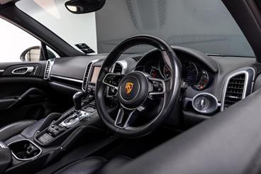 2015 Porsche Cayenne - Thumbnail